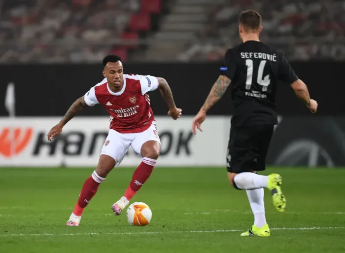 Framed Print : Gabriel Faces Off Against SL Benfica in Europa League: Arsenal's Defender in Action