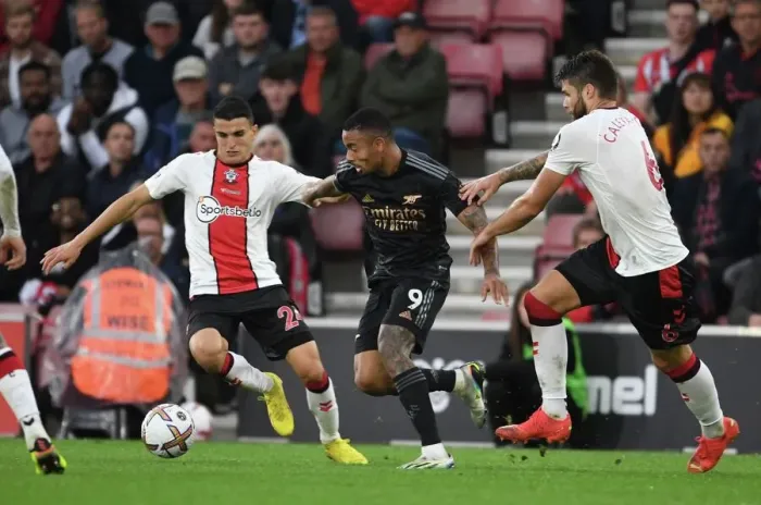 Framed Print : Gabriel Jesus Faces Off Against Southampton's Duje Caleta-Car and Mo Elyounoussi in the 2022-23 Premier League Clash