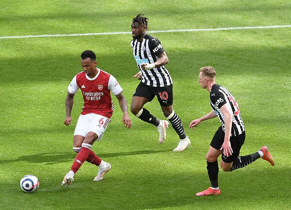 Gabriel Magalhaes Faces Pressure from Allan Saint-Maximin and Sean Longstaff in Newcastle United vs Arsenal Premier League Clash (2021)