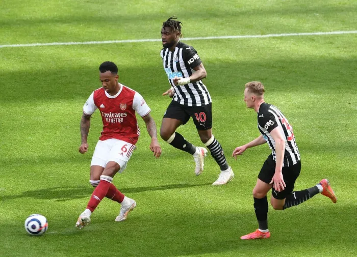 Framed Print : Gabriel Magalhaes Faces Pressure from Allan Saint-Maximin and Sean Longstaff in Newcastle United vs Arsenal Premier League Clash (2021)
