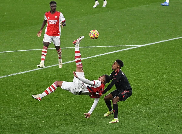 Gabriel Magalhaes Overhead Kick Attempt vs. Southampton - Arsenal vs. Southampton, Premier League 2021-22