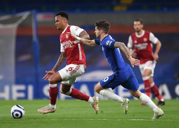 Framed Print : Gabriel Magalhaes vs. Christian Pulisic: A Battle at Stamford Bridge in the Empty Premier League