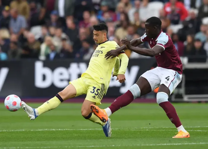 Framed Print : Gabriel Martinelli Faces Kurt Zouma: Intense Battle at London Stadium - West Ham United vs Arsenal, Premier League 2021-22 Framed Print : Gabriel Martinelli Faces Kurt Zouma: Intense Battle at London Stadium - West Ham United vs Arsenal, Premier League 2021-22