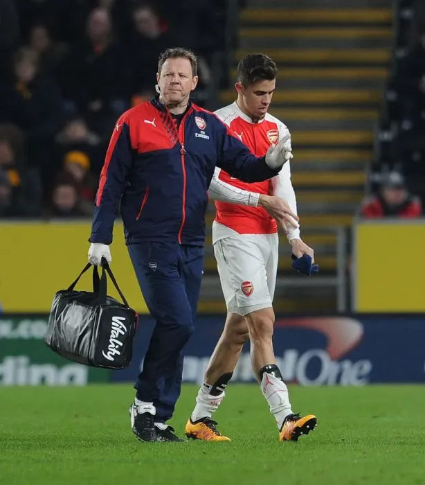 Framed Print : Gabriel Receives Medical Attention from Arsenal Physio Colin Lewin during FA Cup Match against Hull City
