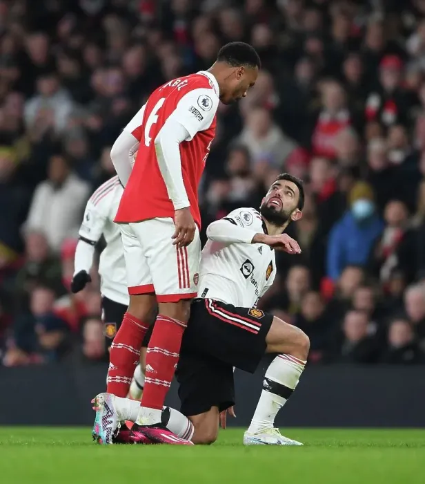 Framed Print : Gabriel vs Fernandes: A Battle of Willpower in Arsenal vs Manchester United Framed Print : Gabriel vs Fernandes: A Battle of Willpower in Arsenal vs Manchester United