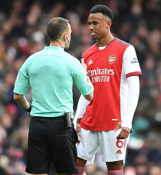 Gabriel vs. Referee Attwell: A Contentious Arsenal-Newcastle Clash in the Premier League