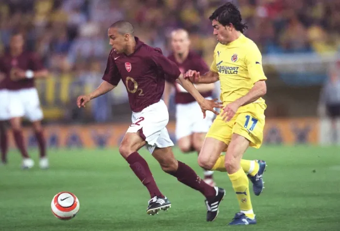 Framed Print : Gael Clichy (Arsenal) Javi Venta (Villarreal). Villarreal v Arsenal