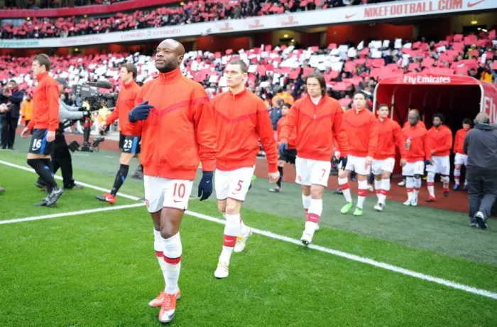 Framed Print : Gallas vs. Scholes: Manchester United's Dominance over Arsenal (31 / 10 / 2010)