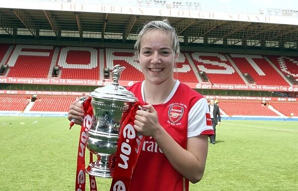 Gemma Davison with the FA Cup Trophy (Arsenal)