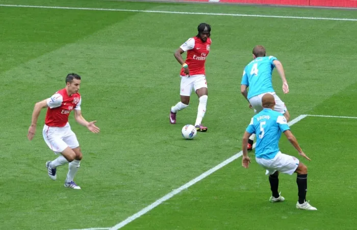 Framed Print : Gervinho (Arsenal) passes the ball to Robin van Persie to score Arsenals 1st goal under pressure from Michael Turner (Sunderland). Arsenal 2: 1 Sunderland. Barclays Premier League. Emirates Stadium, 16 / 10 / 11. Credit : Arsenal Football Club / Framed Print : Gervinho (Arsenal) passes the ball to Robin van Persie to score Arsenals 1st goal under pressure from Michael Turner (Sunderland). Arsenal 2: 1 Sunderland. Barclays Premier League. Emirates Stadium, 16 / 10 / 11. Credit : Arsenal Football Club /