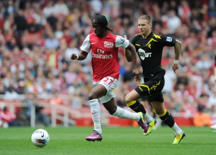 Framed Print : Gervinho Dashes Past Bolton's Steinsson: Arsenal vs Bolton Wanderers, 2011-12 Premier League