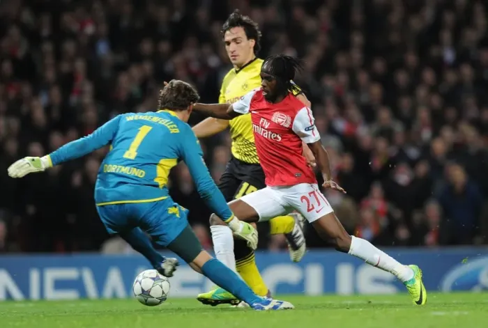 Framed Print : Gervinho Dashes Past Weidenfeller: Arsenal vs Borussia Dortmund, UEFA Champions League, 2011