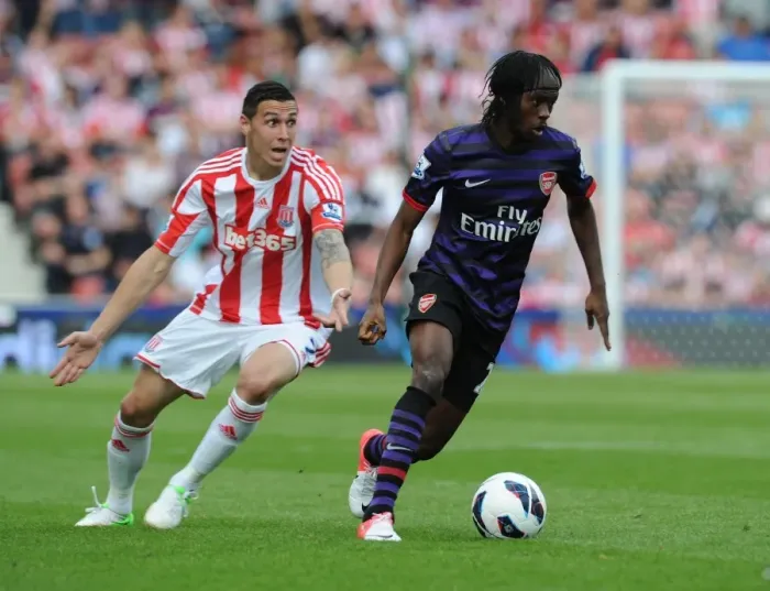 Framed Print : Gervinho Outmaneuvers Geoff Cameron: Stoke City vs. Arsenal, Premier League 2012-13