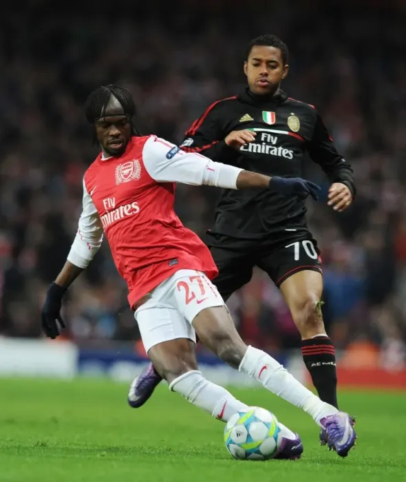 Framed Print : Gervinho Outmaneuvers Robinho: Arsenal FC vs AC Milan, UEFA Champions League Round of 16 Framed Print : Gervinho Outmaneuvers Robinho: Arsenal FC vs AC Milan, UEFA Champions League Round of 16