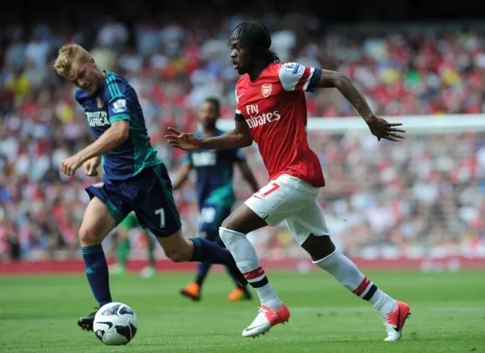 Framed Print : Gervinho Outpaces Larsson: Arsenal vs. Sunderland, Premier League 2012-13