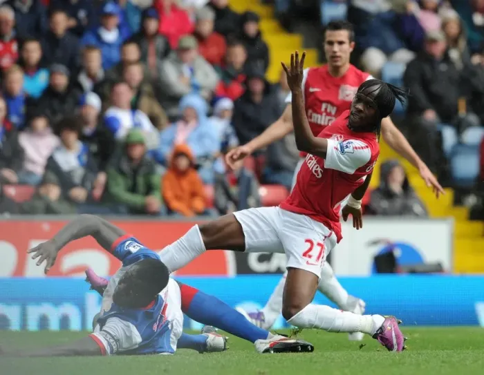 Framed Print : Gervinho scores Arsenals 1st goal under pressure from Chris Samba (Blackburn)