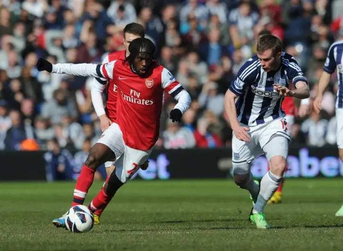 Framed Print : Gervinho vs. Chris Brunt: A Premier League Battle at The Hawthorns, 2012-13 Framed Print : Gervinho vs. Chris Brunt: A Premier League Battle at The Hawthorns, 2012-13