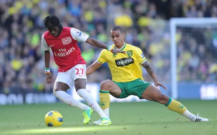 Framed Print : Gervinho vs. Kyle Naughton: Arsenal's Victory at Norwich City, Premier League 2011-12 Framed Print : Gervinho vs. Kyle Naughton: Arsenal's Victory at Norwich City, Premier League 2011-12