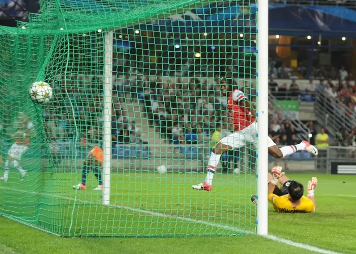 Framed Print : Gervinho's Game-Changing Goal: Arsenal's Victory Over Montpellier in the UEFA Champions League, 2012
