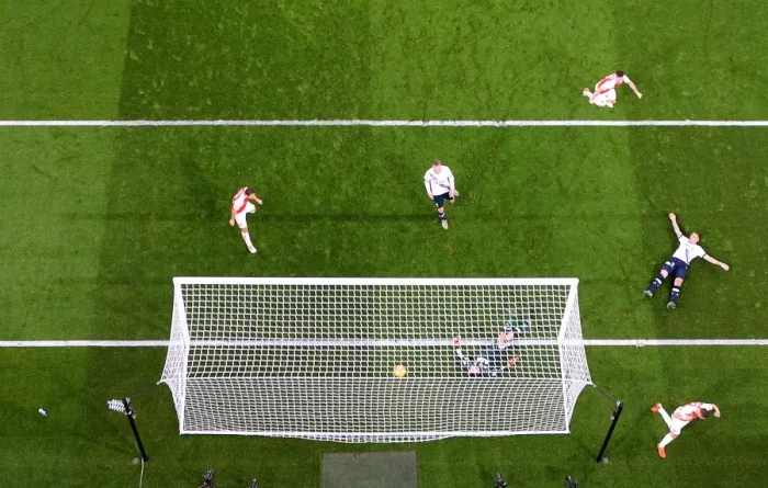 Framed Print : Gibbs Stuns Tottenham: Dramatic Last-Minute Winner for Arsenal in the 2015-16 Premier League Clash