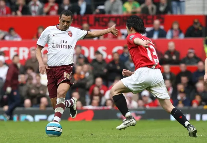 Framed Print : Gilberto (Arsenal) Ji Sung Park (Manchester United)