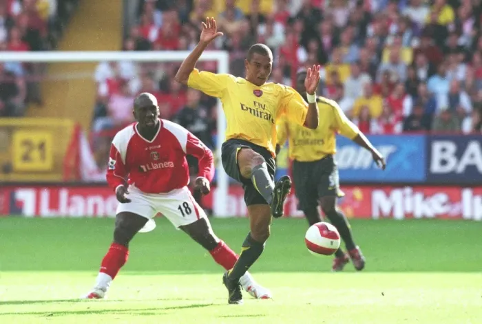 Framed Print : Gilberto (Arsenal) Jimmy-Floyd Hasselbaink (Charlton Athletic)