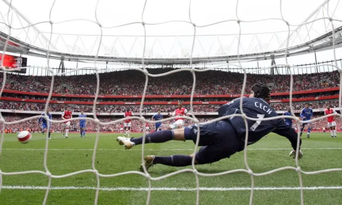 Framed Print : Gilberto scores Arsenals gol from the penalty spot past Petr Czech (Chelsea) Framed Print : Gilberto scores Arsenals gol from the penalty spot past Petr Czech (Chelsea)