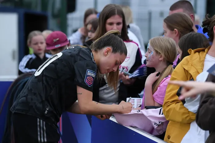 Framed Print : Gio Queiroz Signs Autographs: Everton FC vs Arsenal Women's Super League, Liverpool 2023