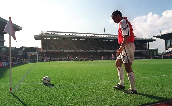 Giovanni van Bronckhorst (Arsenal) prepares to take a corner