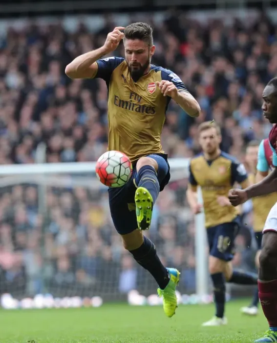 Framed Print : Giroud in Action: Arsenal vs. West Ham United, Premier League 2015-16
