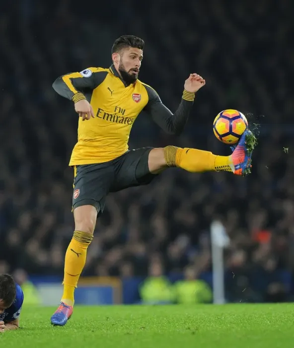 Framed Print : Giroud in Action: Everton vs. Arsenal, Premier League 2016-17 Framed Print : Giroud in Action: Everton vs. Arsenal, Premier League 2016-17
