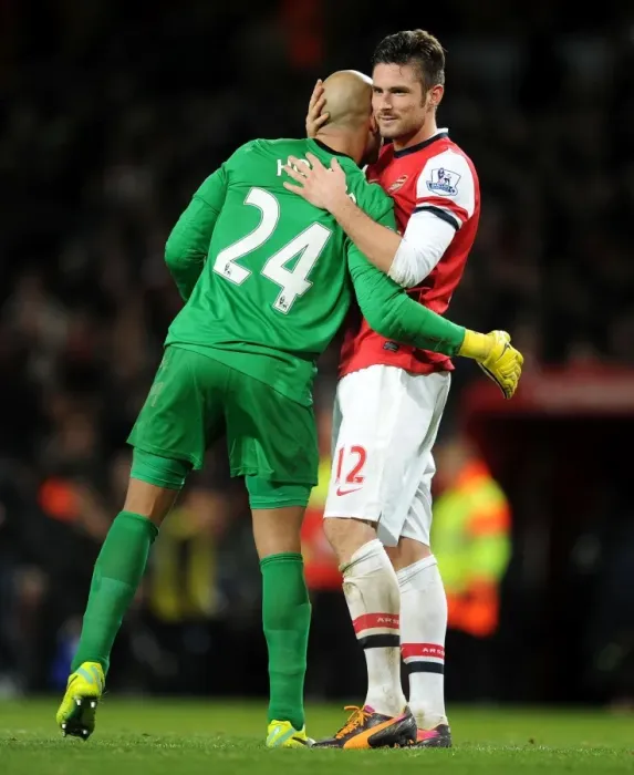 Framed Print : Giroud and Howard: A Heartfelt Embrace after Arsenal v Everton Clash (2013-14)