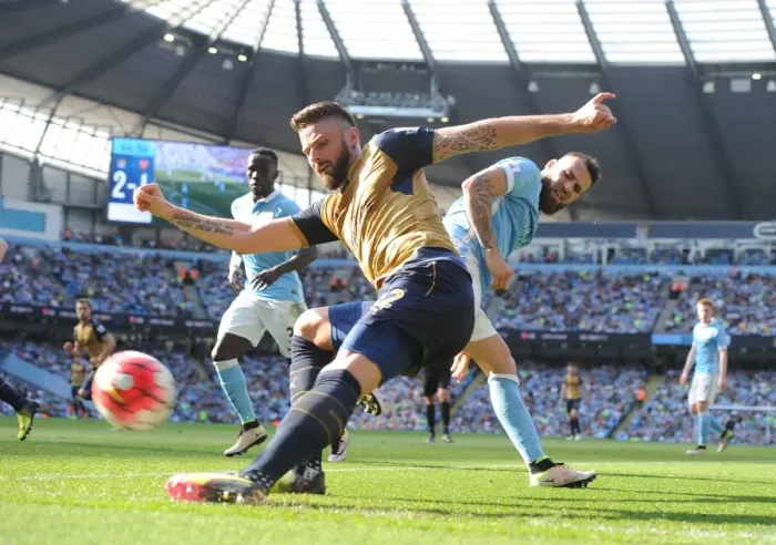Framed Print : Giroud Surges Past Otamendi: A Pivotal Moment in the 2015-16 Manchester City vs Arsenal Premier League Clash