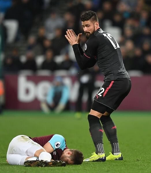 Giroud vs. Cresswell: Intense Moment at the London Derby (West Ham United vs. Arsenal, 2017-18)