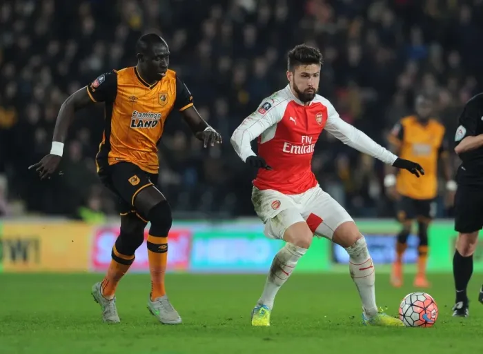 Framed Print : Giroud vs Diame: FA Cup Showdown - Arsenal's Star Forward Clashes with Hull Midfielder