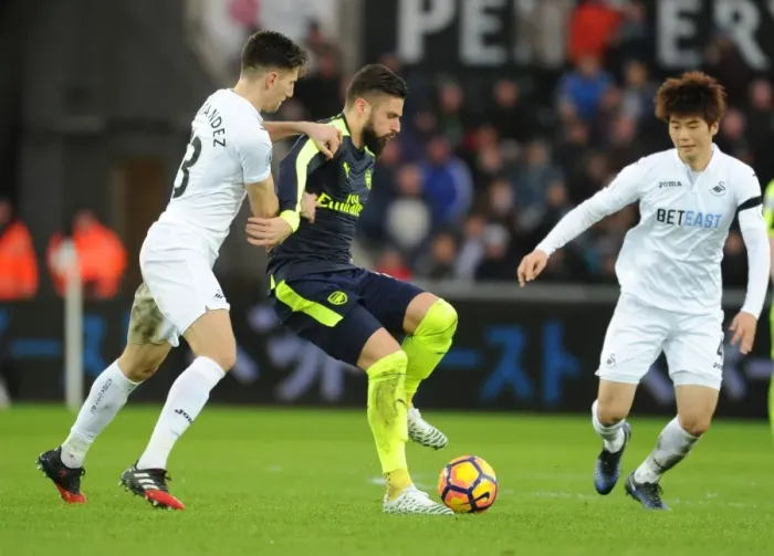 Framed Print : Giroud vs Fernandez: A Fierce Rivalry Erupts in the Arsenal vs Swansea City Premier League Clash, 2016-17