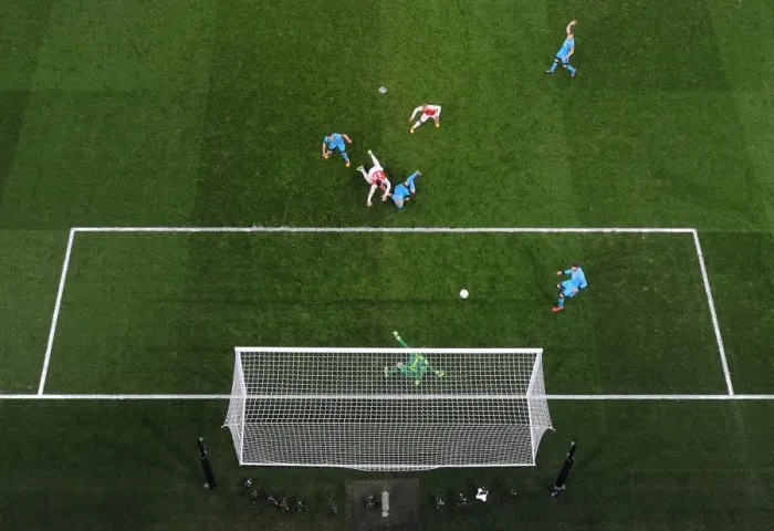 Framed Print : Giroud vs. Mascherano: A Battle in the Arsenal vs. Barcelona Champions League Clash (2015 / 16) Framed Print : Giroud vs. Mascherano: A Battle in the Arsenal vs. Barcelona Champions League Clash (2015 / 16)