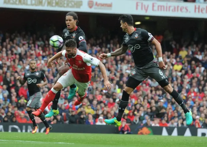 Framed Print : Giroud vs Van Dijk & Fonte: A Premier League Battle at Emirates Stadium