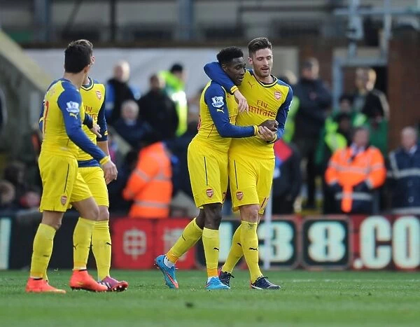 Giroud and Welbeck Celebrate Arsenal's Victory: Crystal Palace vs Arsenal, Premier League 2014-15