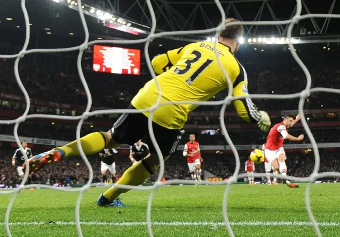 Framed Print : Giroud's Brace: Arsenal Overpower Southampton in Premier League Clash