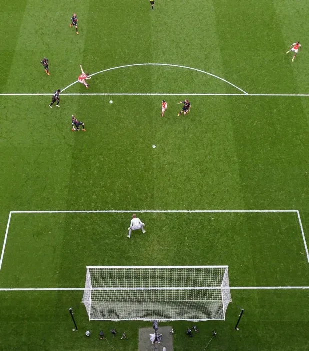 Framed Print : Giroud's Brace: Arsenal's 4-Goal Rout of Liverpool (2014-15)