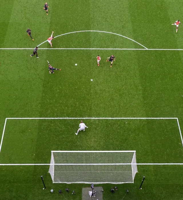 Framed Print : Giroud's Brace: Arsenal's 4-Goal Thrashing of Liverpool (2014-15)