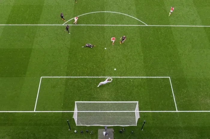 Framed Print : Giroud's Brace: Arsenal's 4-Goal Thrashing of Liverpool (April 2015)