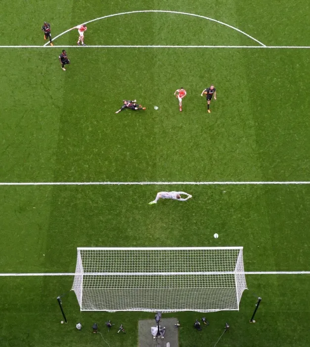 Framed Print : Giroud's Brace: Arsenal's 4-Goal Thrashing of Liverpool (April 2015)