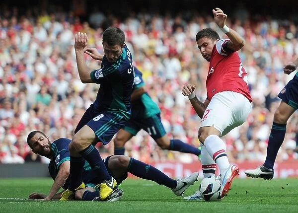Giroud's Determined Duel: Arsenal Forward vs. Sunderland Defenders, 2012-13 Premier League, Emirates Stadium