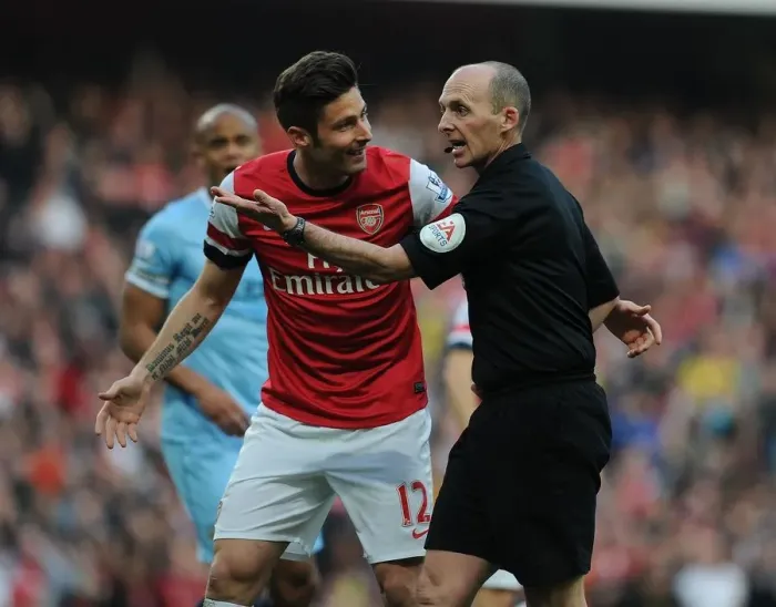 Framed Print : Giroud's Dispute with Referee Dean: Arsenal vs Manchester City, Premier League 2013 / 14 Framed Print : Giroud's Dispute with Referee Dean: Arsenal vs Manchester City, Premier League 2013 / 14