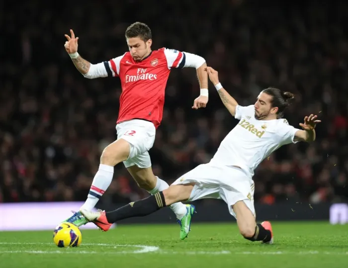 Framed Print : Giroud's Epic Battle: Outmaneuvering Chico Flores at Emirates Stadium