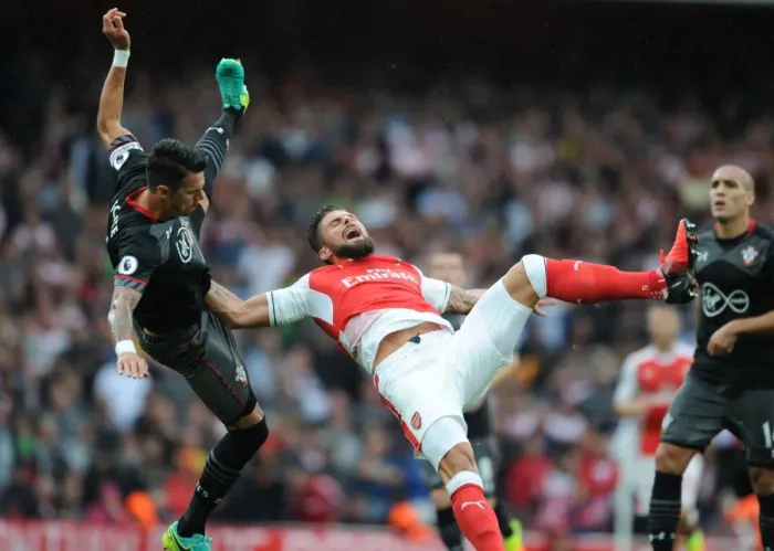 Framed Print : Giroud's Relentless Pursuit: Arsenal vs Southampton (2016-17)