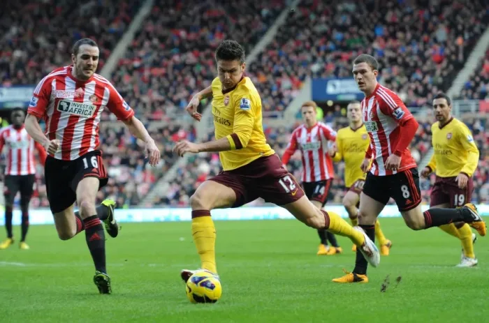 Framed Print : Giroud's Tight Squeeze: Arsenal vs. Sunderland, Premier League (2012-13)