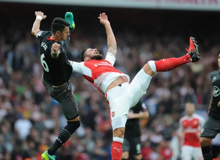 Framed Print : Giroud's Unyielding Chase: Arsenal vs Southampton (2016-17) Framed Print : Giroud's Unyielding Chase: Arsenal vs Southampton (2016-17)